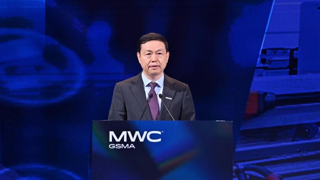 中國移動董事長楊杰：“AI+”引領(lǐng)智能涌現(xiàn)，開啟碳硅融合新未來