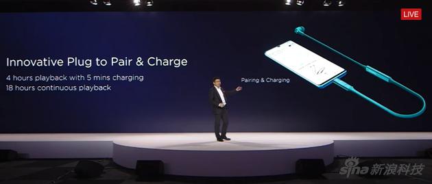 这款耳机拔下左边,露出USB-C充电口能直接在手机上充电