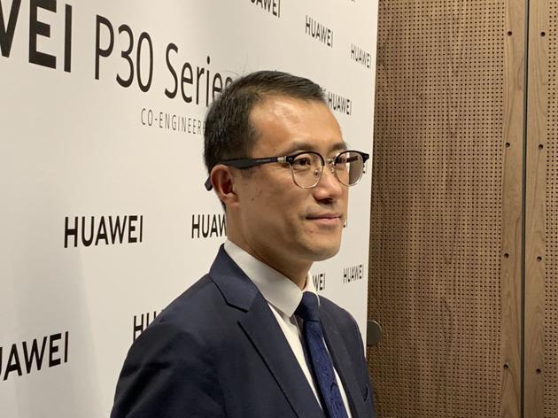 会后,华为消费者业务手机产品线总裁何刚亲身示范智能眼镜