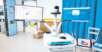 ���գ��Ĵ�����ҽԺר��ͨ��5G����ϵͳ���Ĵ������е�һ����ҽԺ�ٿ����͹�״������Ⱦ�ķ��׻��﹤�����飬������ϵͳ����ʵ��ȫ��λ���ϰ�Զ���ƶ����ͼΪ5G����ϵͳ�նˡ�