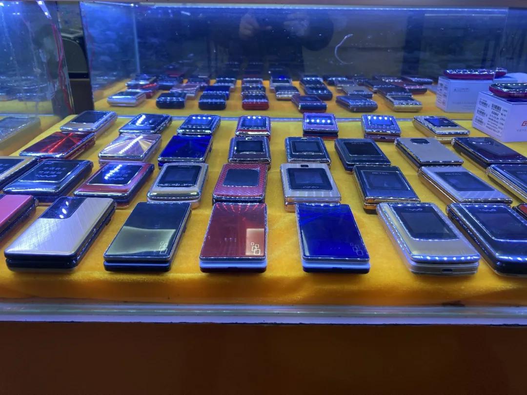 “山寨机”起死回生:售价不到华为保时捷版1/10