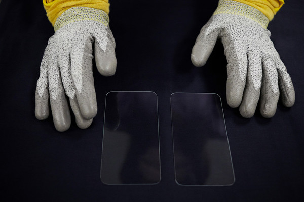 iPhone 12系列所采用的超瓷晶面板由康宁打造