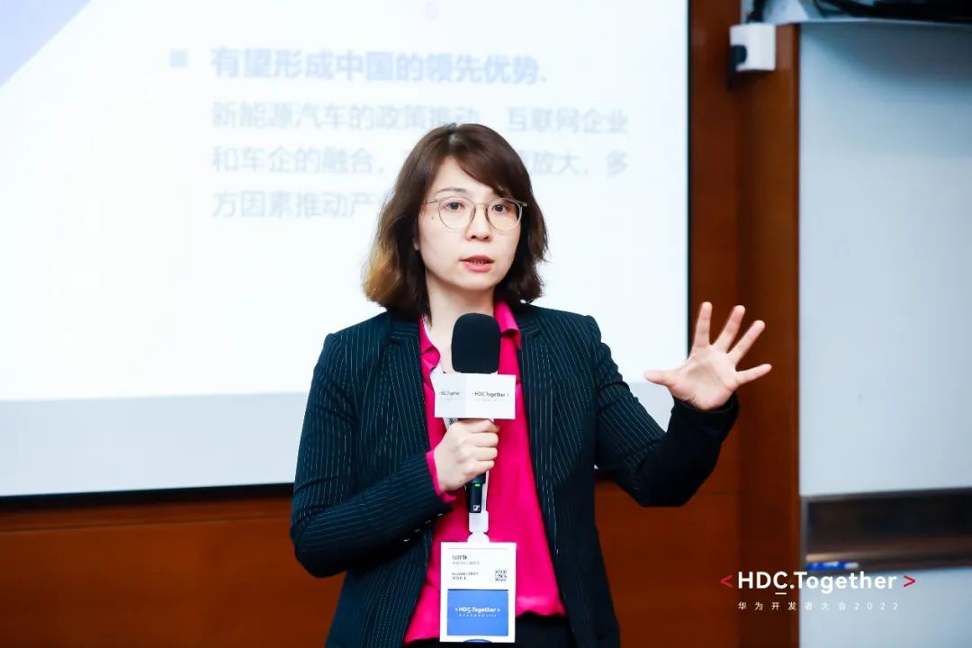 行业专家把脉智能座舱发展趋势，车机天花板鸿蒙座舱未来无限 - 华为