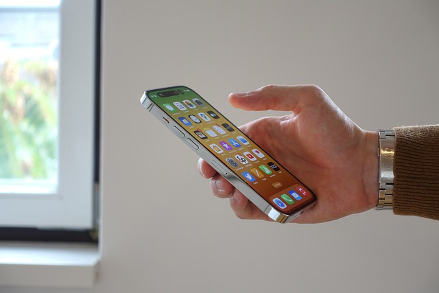 最高下调 1000 万台，华尔街机构纷纷下调 iPhone 在第四季度出货量预期 - 通信终端