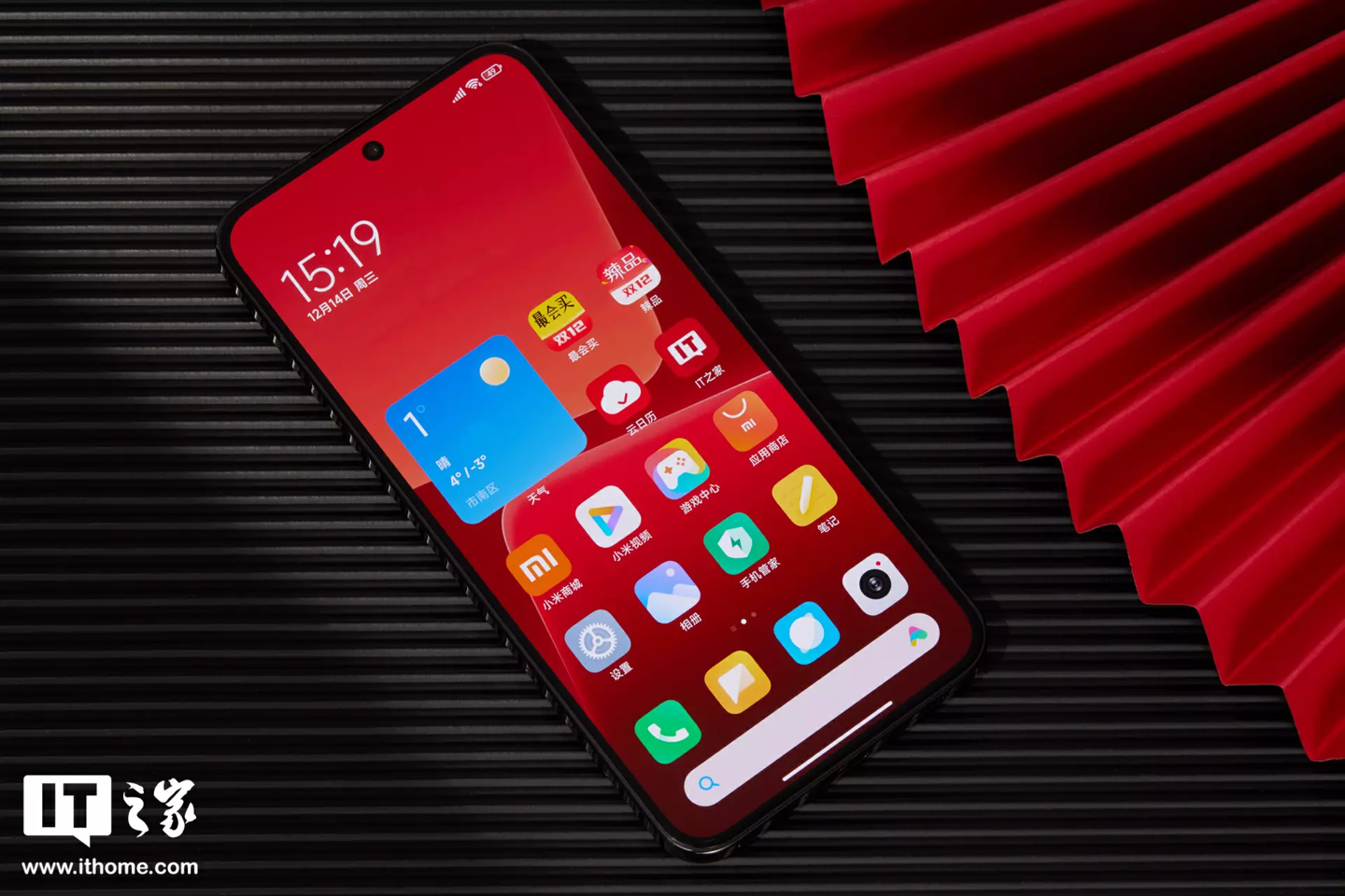 小米 13 限量定制色今日开售：黑色金属中框 + 特制熏黑 LOGO，4999 元 - 通信终端