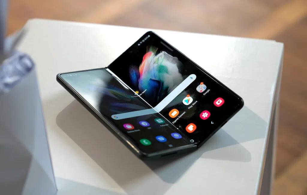 Galaxy Z Fold 3 使用不到 1 年屏幕折叠处开裂，用户向三星发起集体诉讼 - 通信终端