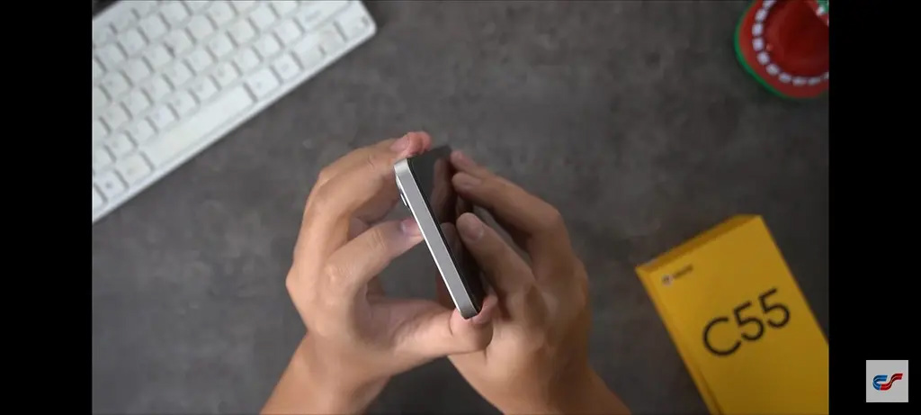 realme C55 手机渲染图和真机照已经曝光，采用类似于苹果 iPhone 的灵动岛设计 - 通信终端