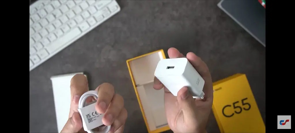realme C55 手机渲染图和真机照已经曝光，采用类似于苹果 iPhone 的灵动岛设计 - 通信终端