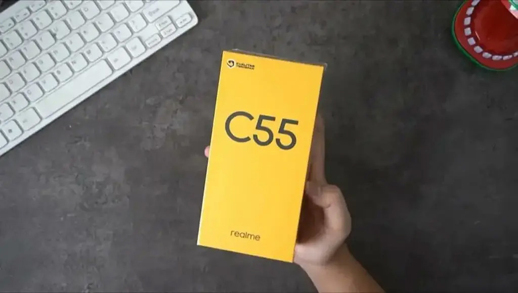 realme C55 手机渲染图和真机照已经曝光，采用类似于苹果 iPhone 的灵动岛设计 - 通信终端
