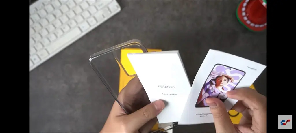 realme C55 手机渲染图和真机照已经曝光，采用类似于苹果 iPhone 的灵动岛设计 - 通信终端