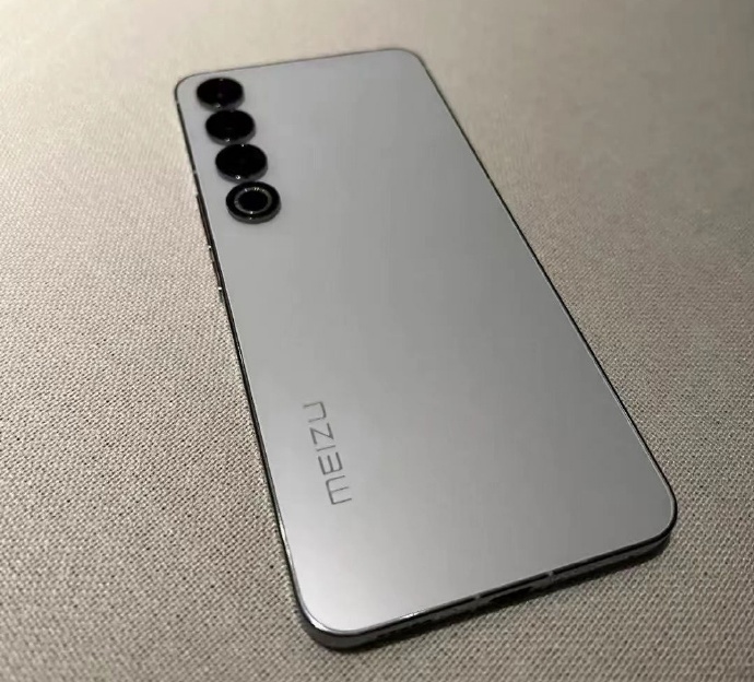 魅族董事长沈子瑜晒出魅族 20 Pro 真机图：后置垂直排列相机 - 通信终端