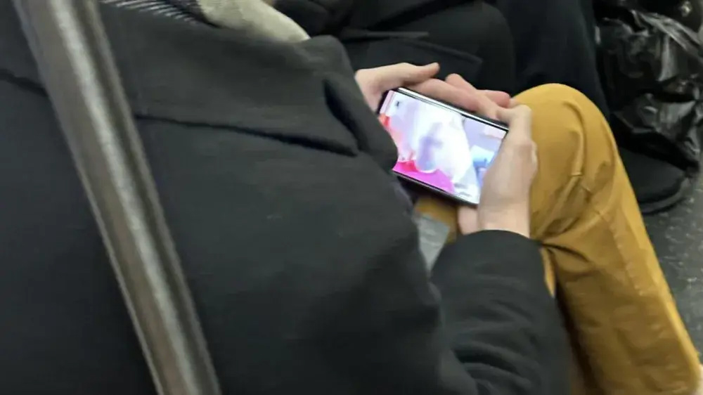 边框非常窄，谷歌可折叠手机 Pixel Fold 真机模糊照曝光 - 通信终端