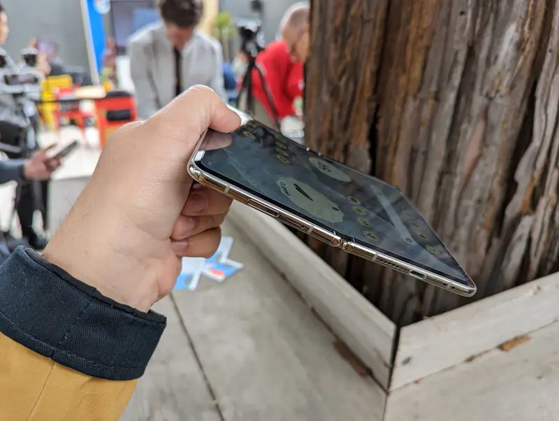 报告称谷歌 Pixel Fold 手机默认展开状态无法达到 180 度 - 通信终端