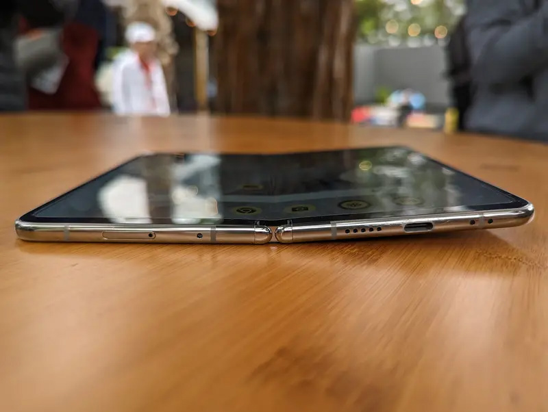报告称谷歌 Pixel Fold 手机默认展开状态无法达到 180 度 - 通信终端