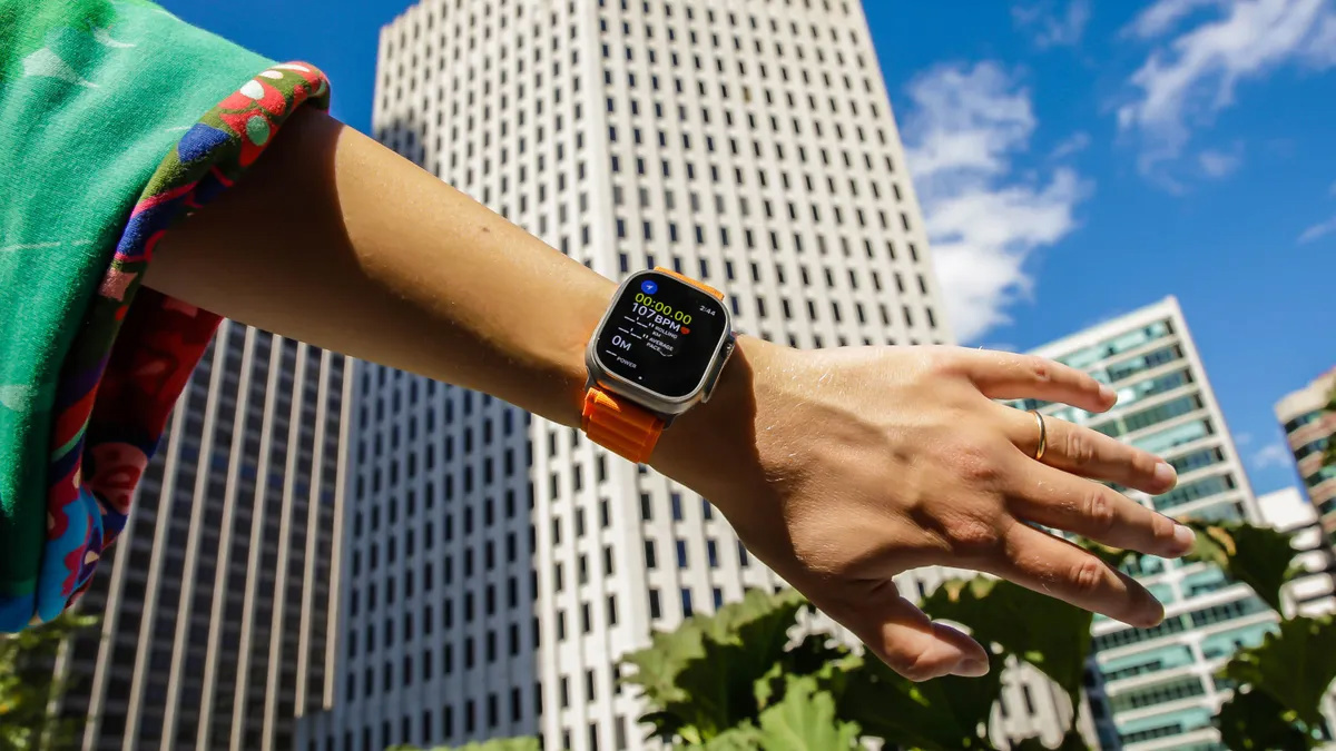 计划成为“万能钥匙”之后，苹果高管暗示 Apple Watch 下个目标是取代钱包 - 通信终端