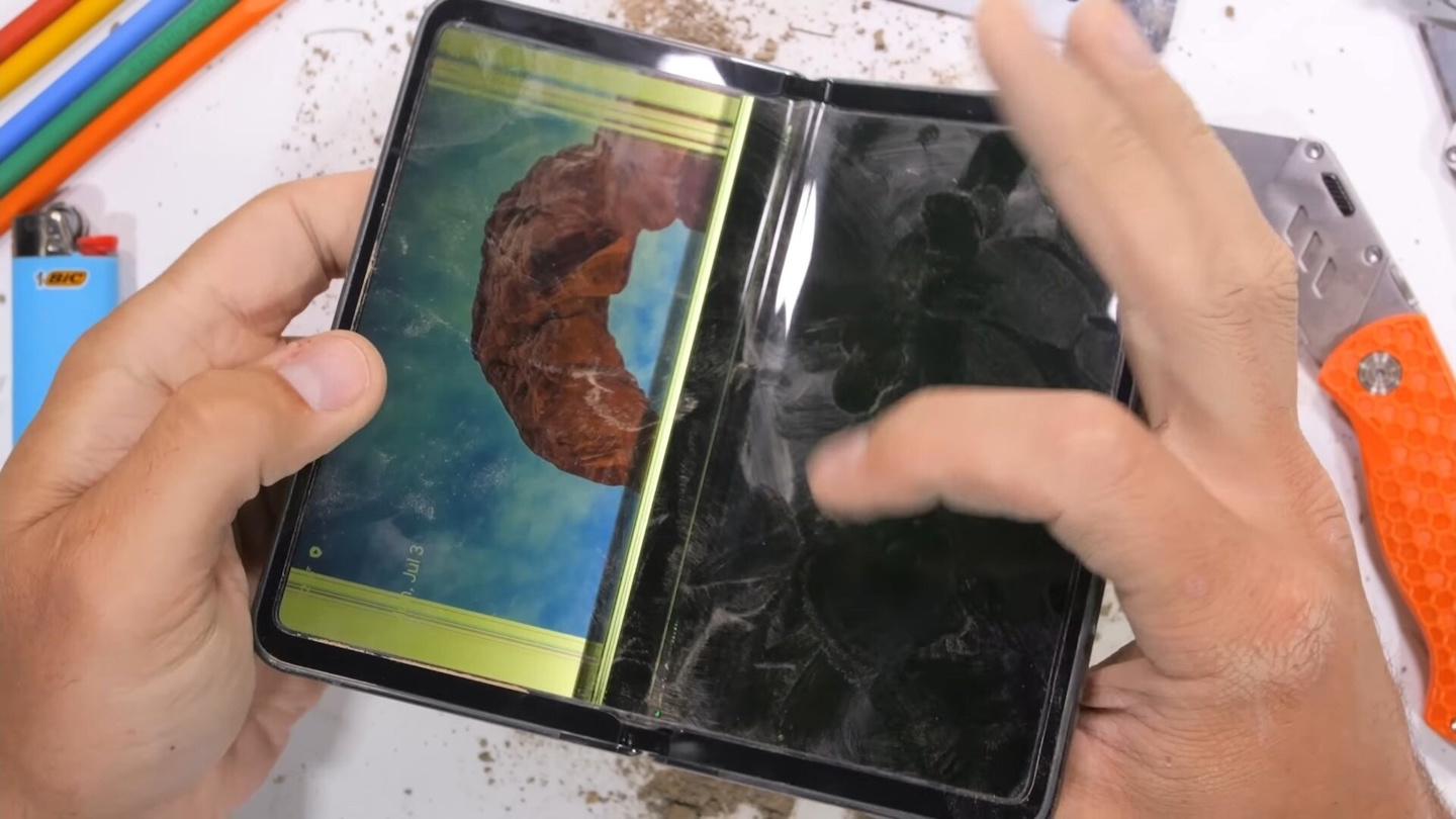 谷歌 Pixel Fold 手机耐用性测试：屏幕脆弱、天线易裂 - 通信终端