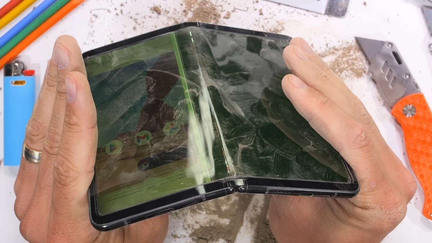 谷歌 Pixel Fold 手机耐用性测试：屏幕脆弱、天线易裂 - 通信终端