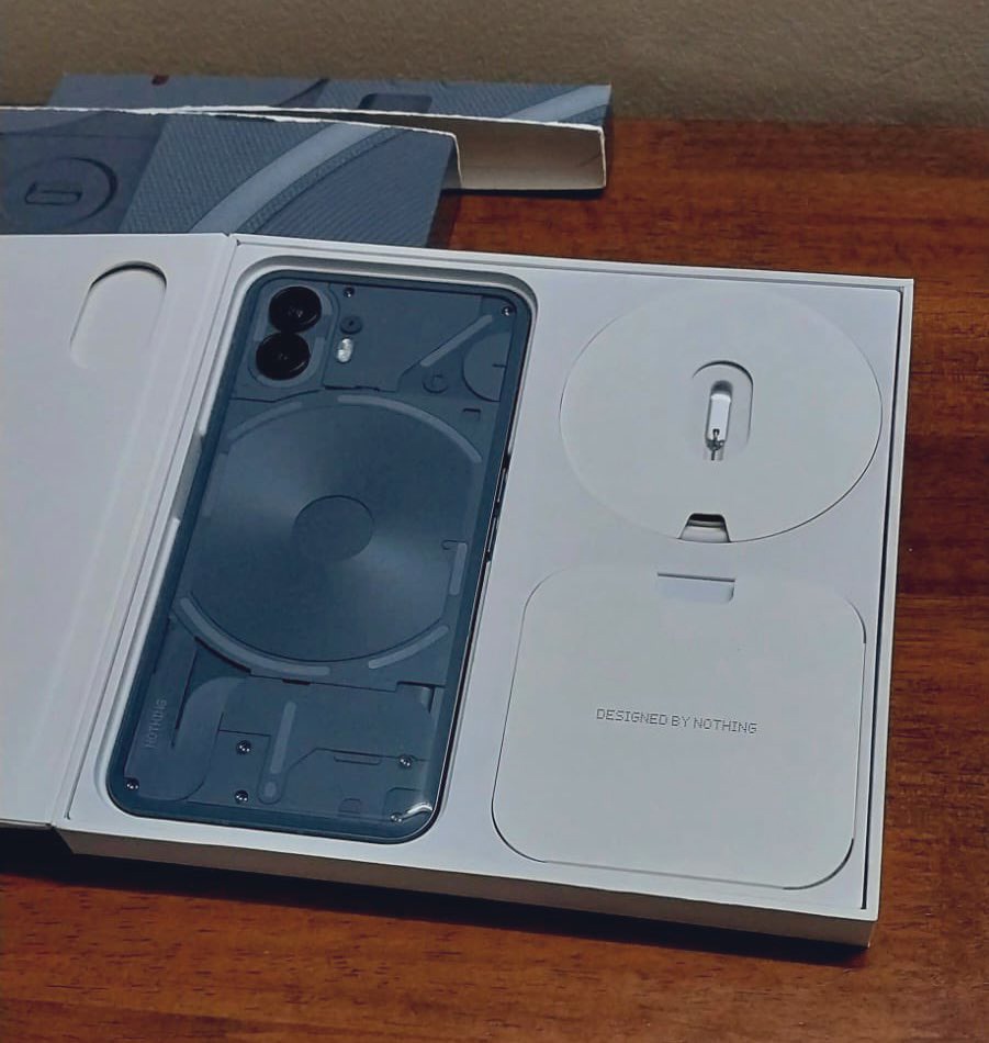 Nothing Phone (2) 上手真机图曝光：12GB+512GB 配置，6.7 英寸 OLED 直屏 - 通信终端