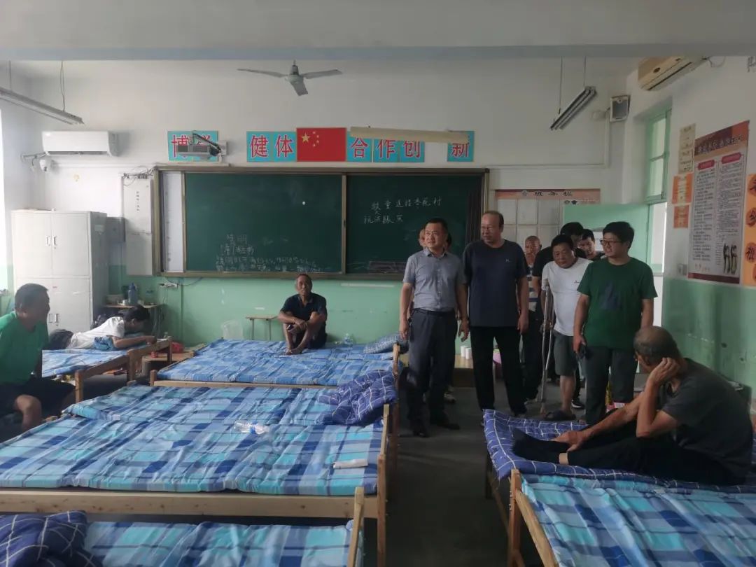 沧州联通慰问蓄滞洪区安置点桥头村受灾村民 - 河北