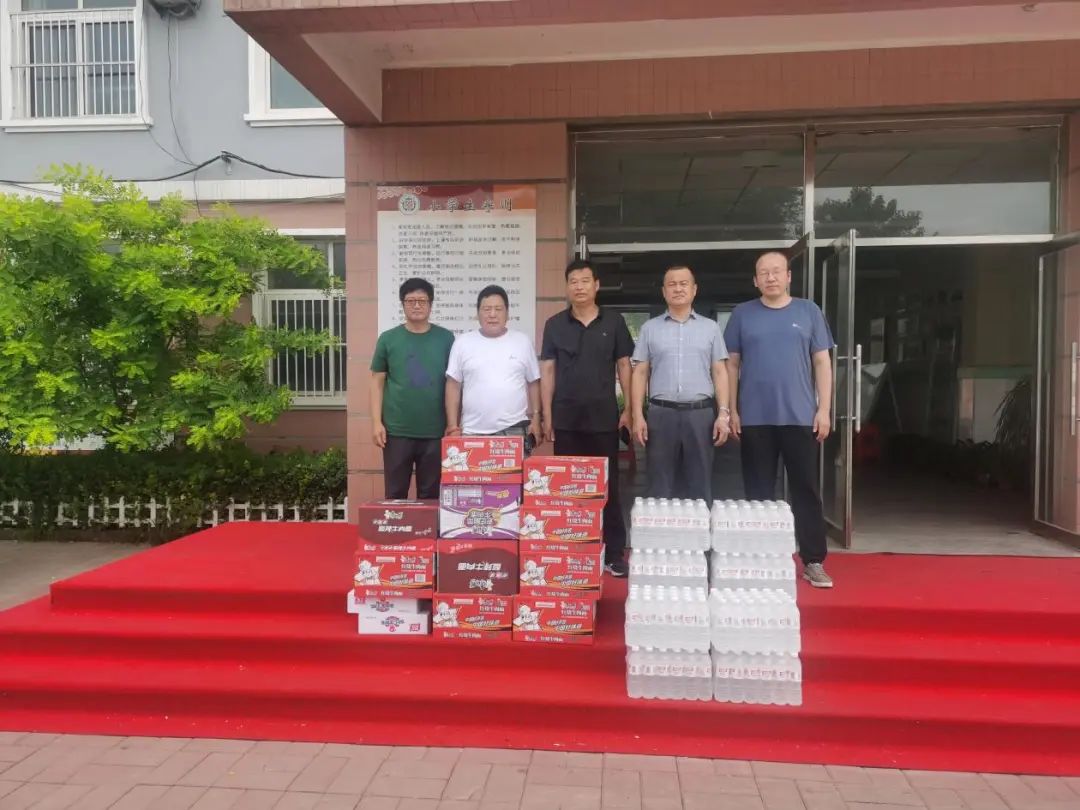 沧州联通慰问蓄滞洪区安置点桥头村受灾村民 - 河北