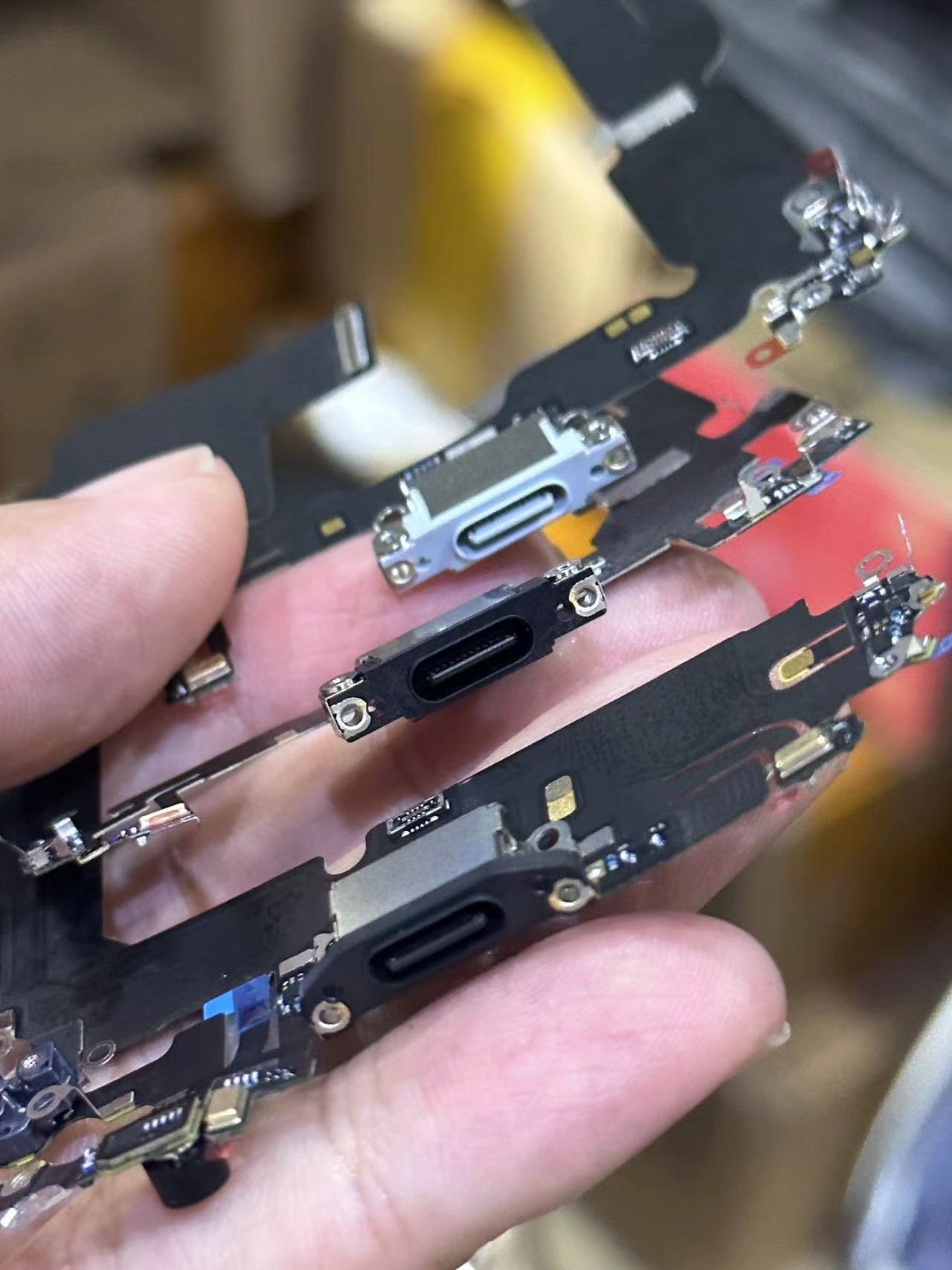 苹果iPhone15 USB-C端口上手视频曝光 - 通信终端