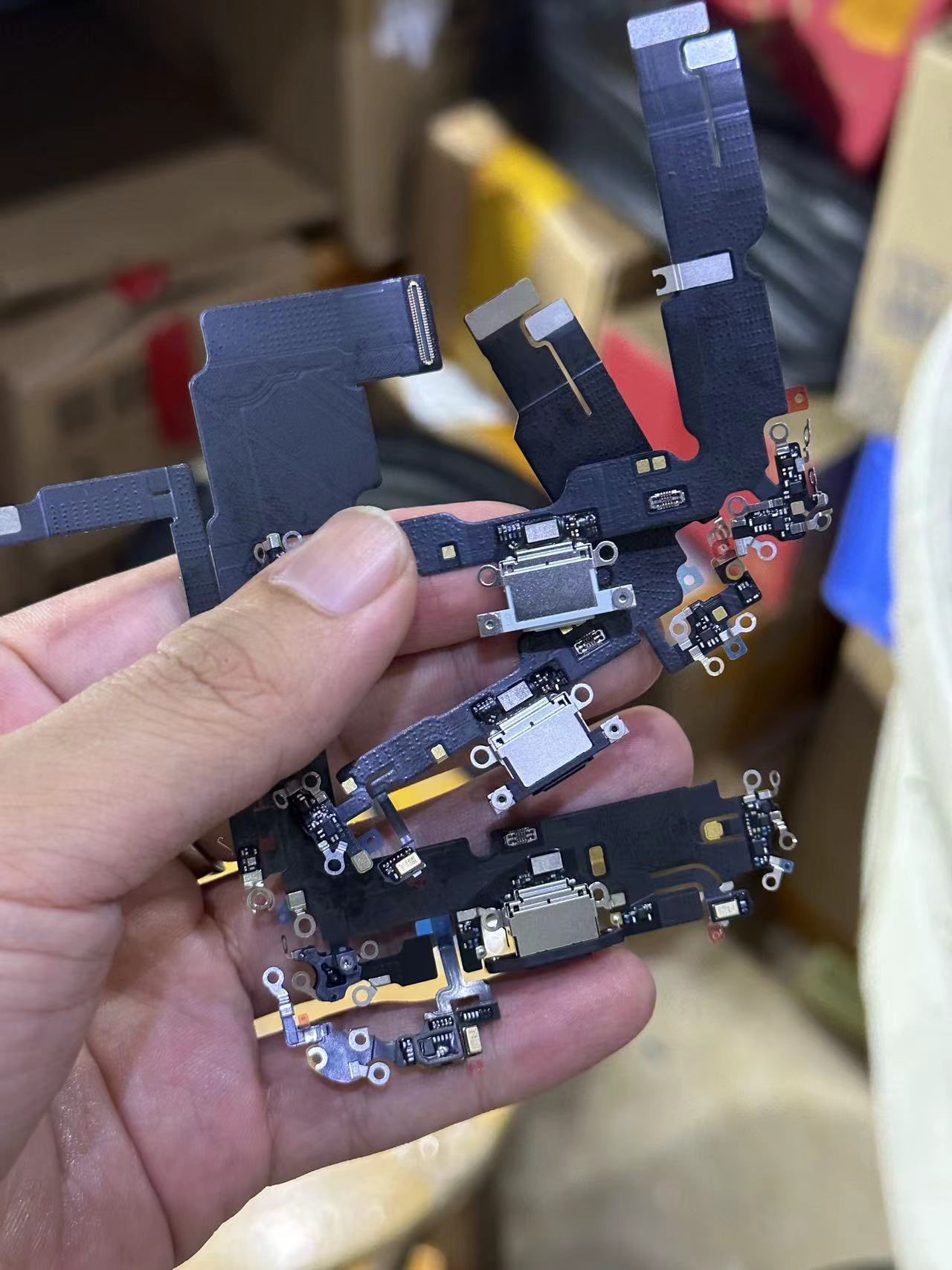 苹果iPhone15 USB-C端口上手视频曝光 - 通信终端
