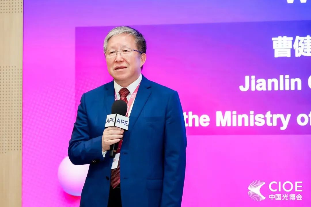 中国科技部原副部长曹健林：中国企业应该走出去，和世界交流 - 推荐