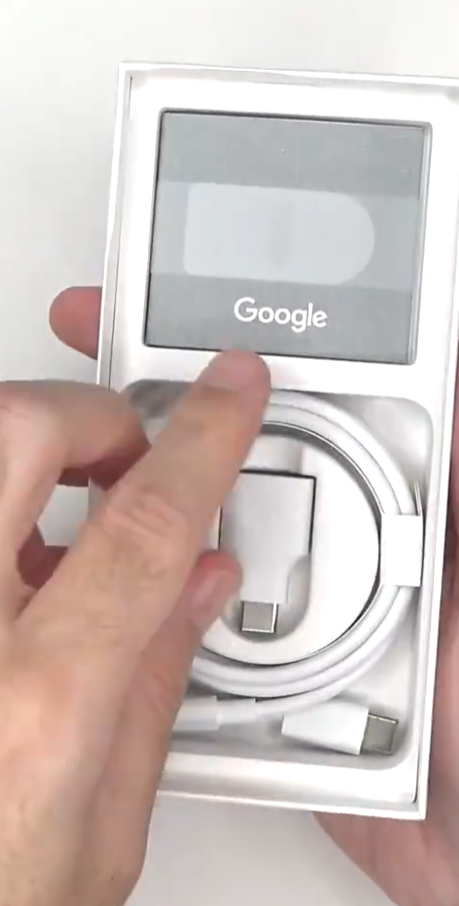 谷歌Pixel 8手机首个开箱视频曝光：“防爆盾”造型双摄、双 C 口数据线 - 通信终端