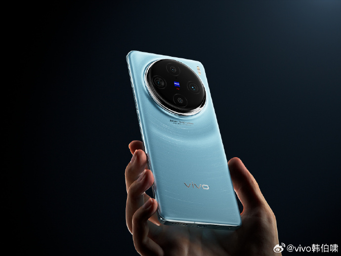 vivo X100系列手机蓝色款外观公布：居中大圆环相机模组，以星轨为设计灵感 - 通信终端