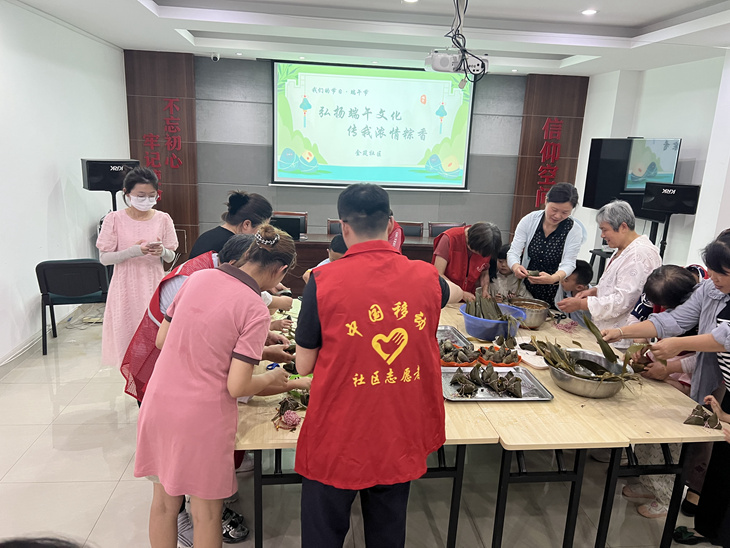 “七彩”服务进社区 粽香情满端午节 - 江苏