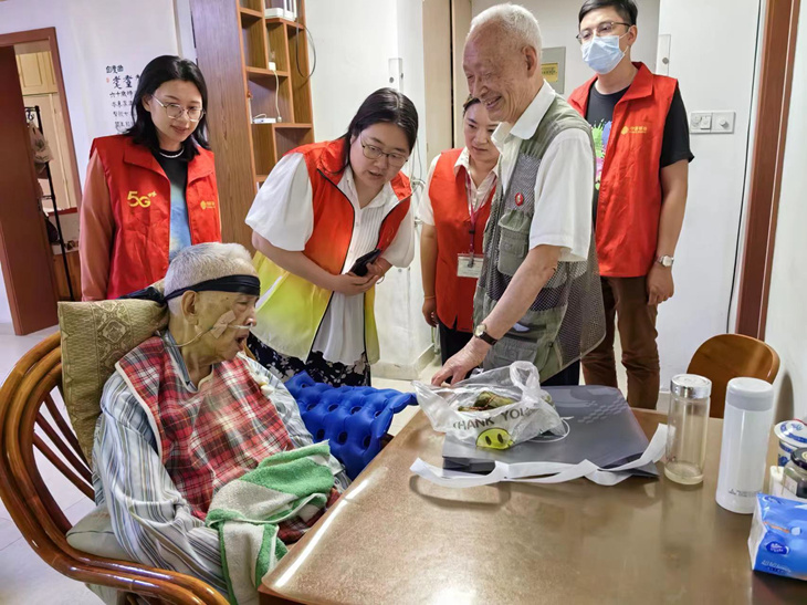 “七彩”服务进社区 粽香情满端午节 - 江苏