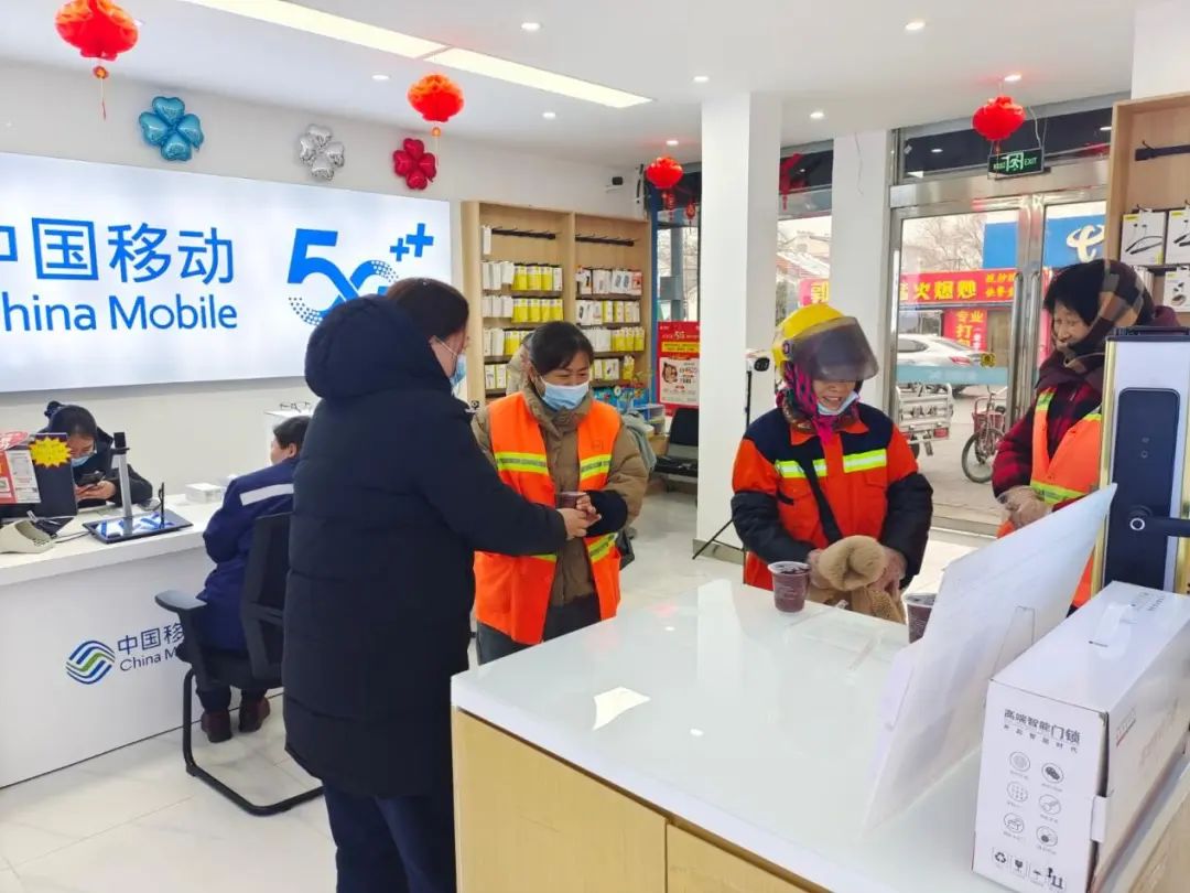连云港海州移动开展“情暖腊八节、爱心送环卫”活动 - 江苏
