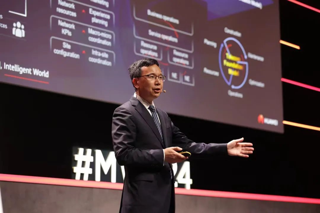 MWC 2024|华为杨超斌：通信大模型加速运营商智能化转型 - 华为