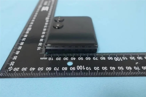 小米首款小折叠!MIX Flip真机现身:背部没有徕卡标