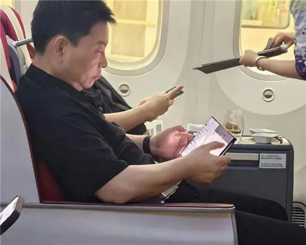 华为三折叠真机外观公布 赵明:说华为抄袭荣耀是瞎扯 好久没回总部了