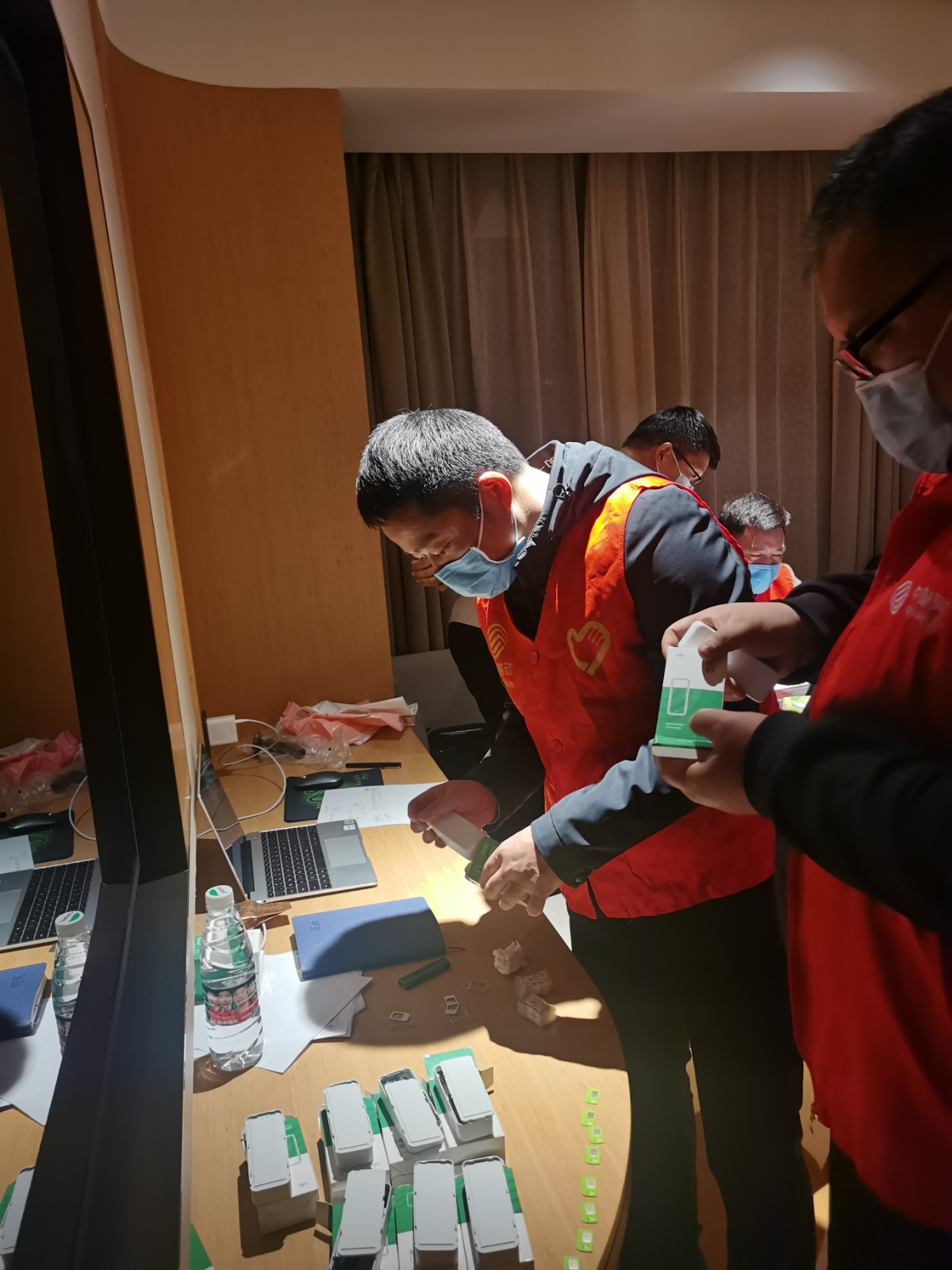 连云港灌云移动党员志愿者上门安装“智能门磁”助力地区疫情防控 - 江苏