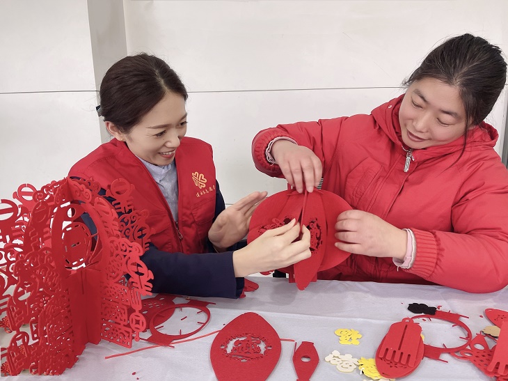 连云港移动海州营销中心开展“巧手做花灯，喜迎元宵节”志愿服务活动 - 江苏