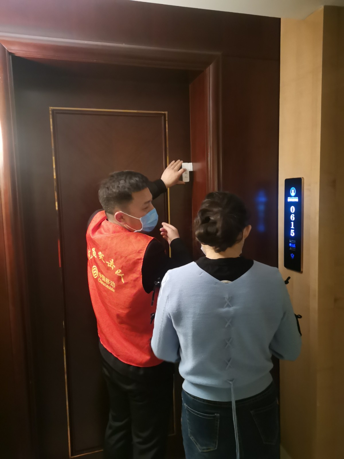 连云港灌云移动党员志愿者上门安装“智能门磁”助力地区疫情防控 - 江苏