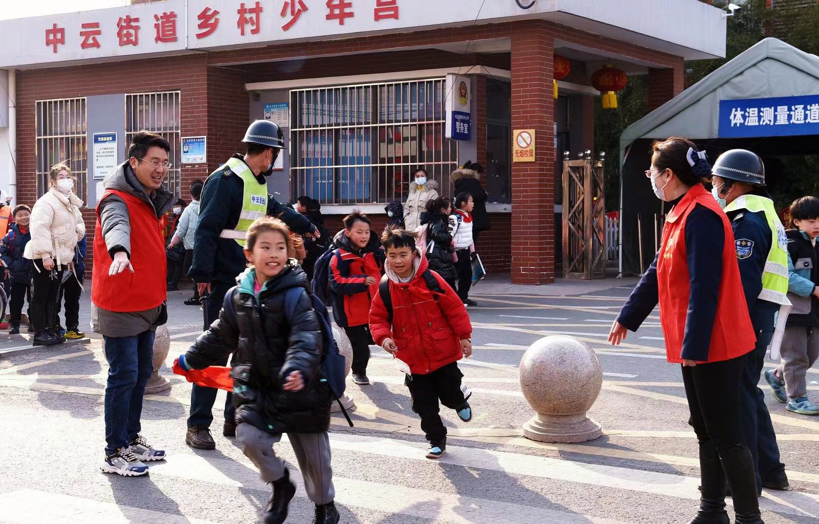 连云港移动连云公司开展“3·5学雷锋”志愿服务活动 - 江苏