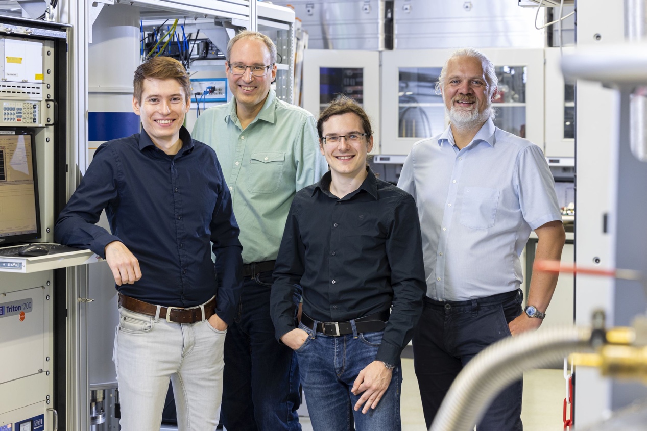 Lars Schreiber博士（左二）和Hendrik Bluhm教授（右一）与JARA量子信息研究所的博士生Tom Struck（左一）和Niels Focke（右二）在一起。
