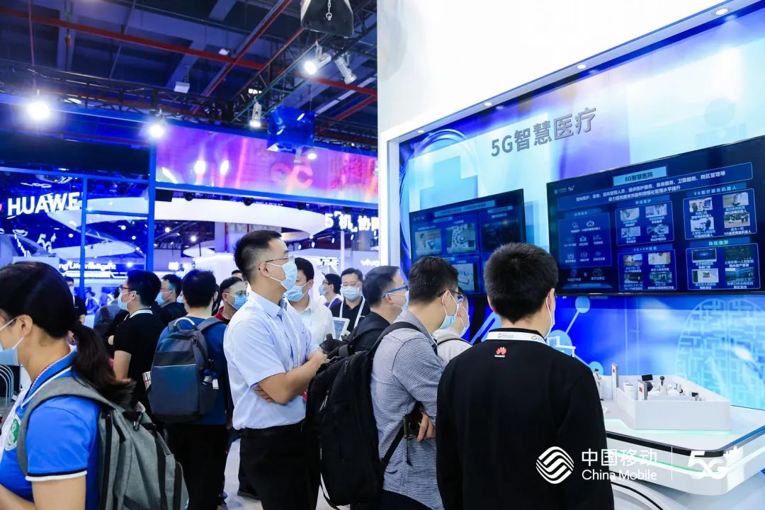 中国移动展区引观众热情围观